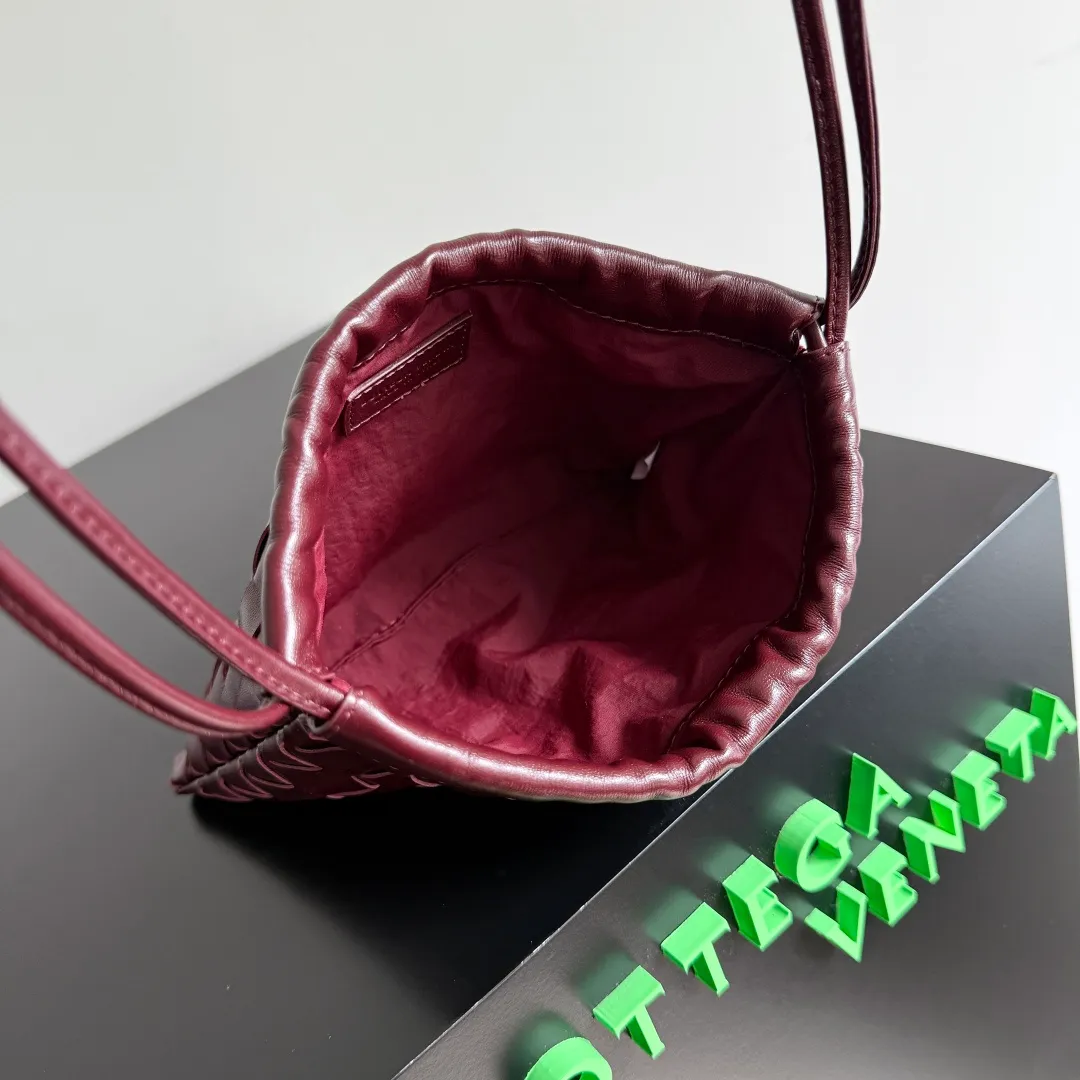 Batch 1400 BOTTEGA VENETA DUSTBAG mini size is officially launched📣📣. It still continues the classic weaving process. The lazy and casual feeling presented by the drawstring pockets is not too suitable for summer. The small back body is light and convenient. It is enough to carry lipstick and tissues when going out every day. It is not easy to make mistakes with any clothes. The shoulder strap has a buckle and pull-out design, which can be adjusted to unlock multiple carrying methods. Style number: 816987 Size: 21*16.6*1cm